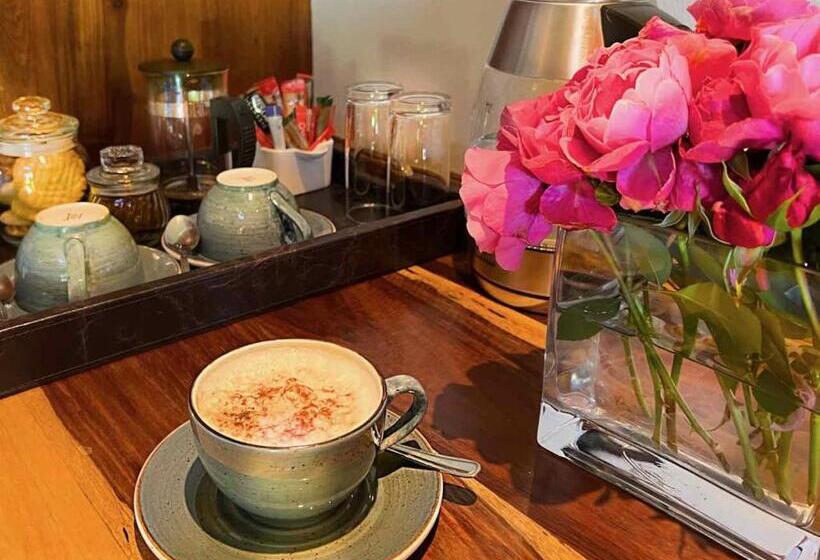 غرفة كلاسيكية, Malachite Manor