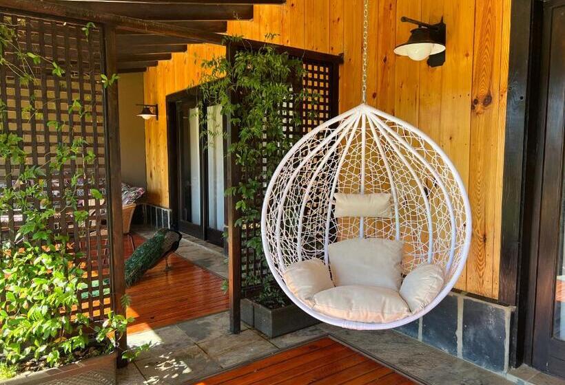 غرفة كلاسيكية, Malachite Manor