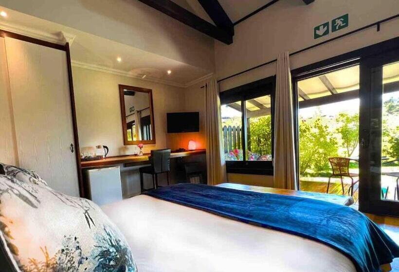 غرفة كلاسيكية, Malachite Manor