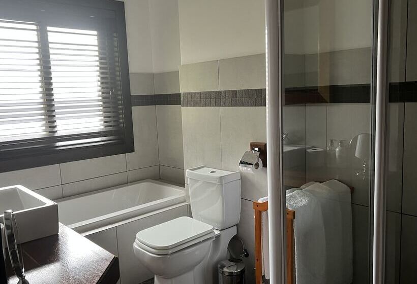 غرفة عائلية, Malachite Manor