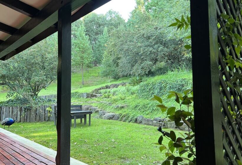 غرفة عائلية, Malachite Manor