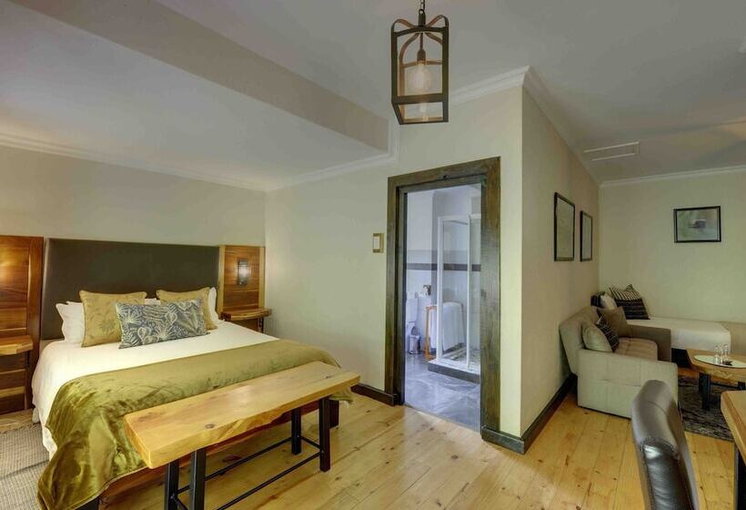 غرفة عائلية, Malachite Manor