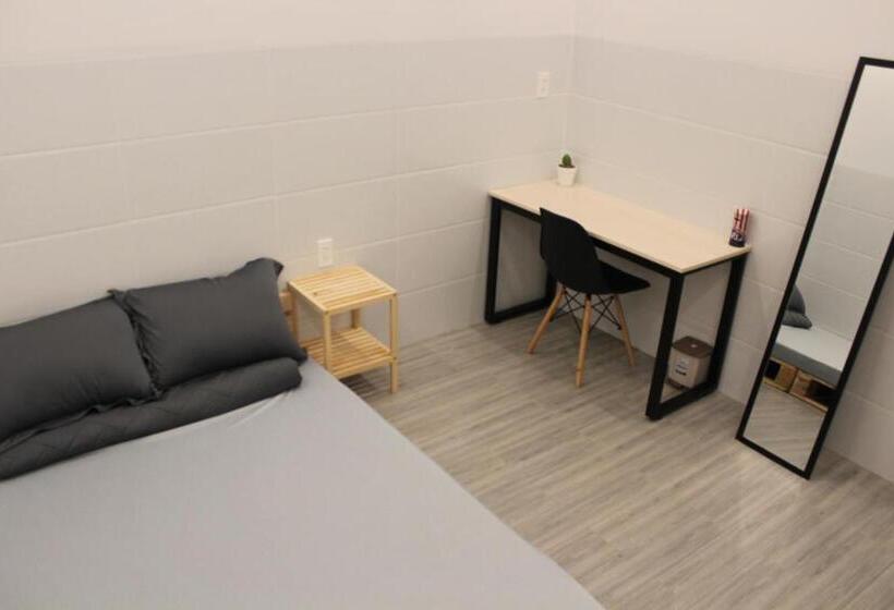 带共用浴室的标准房间, B Home