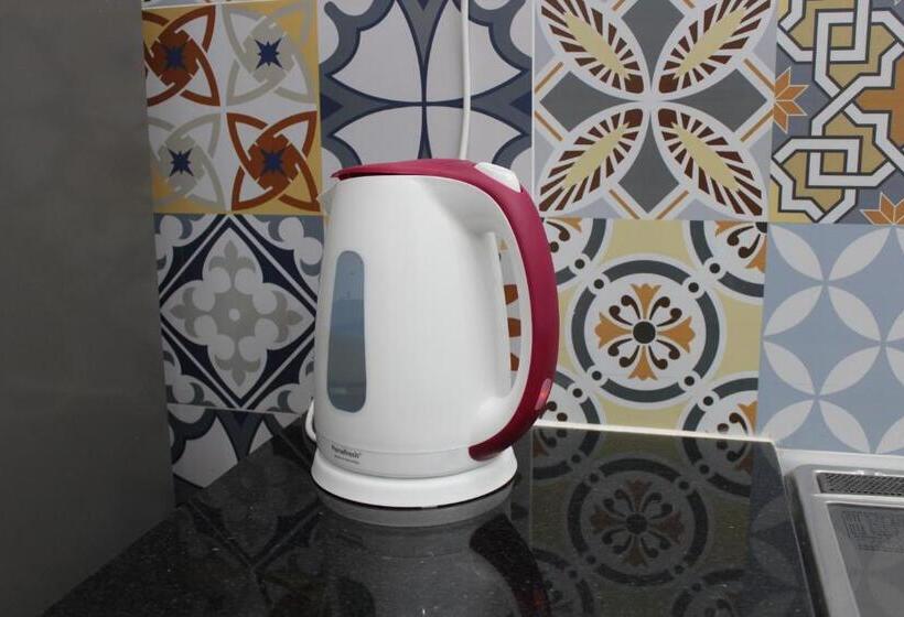 带共用浴室的标准房间, B Home