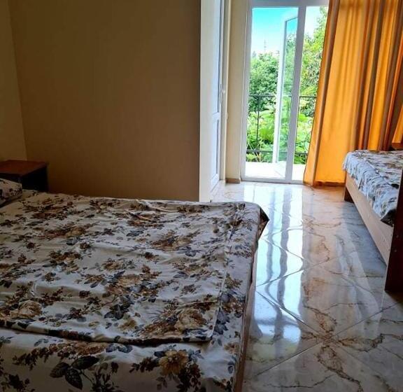 اتاق استاندارد سه تخته با بالکن, Private House Suliko