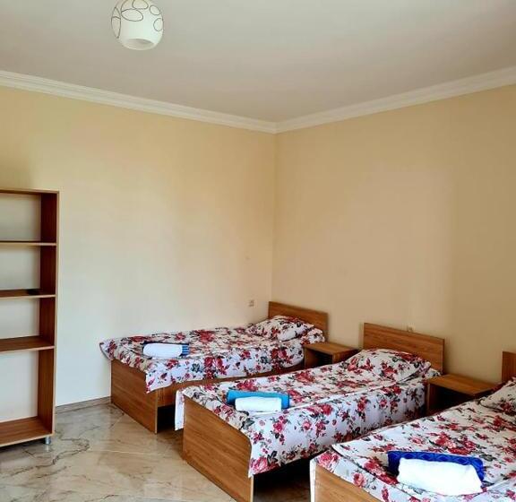 اتاق استاندارد چهارنفره با بالکن, Private House Suliko