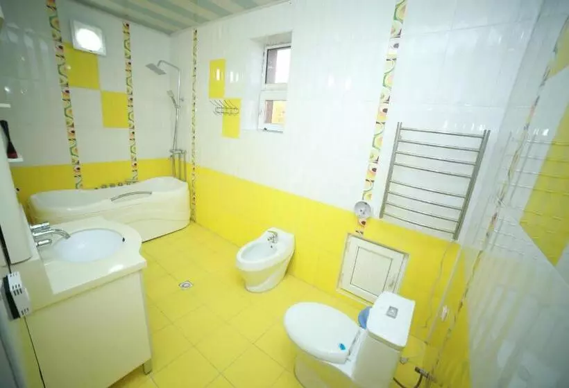 اتاق لوکس با تخت بزرگ, Hello Dushanbe Hostel