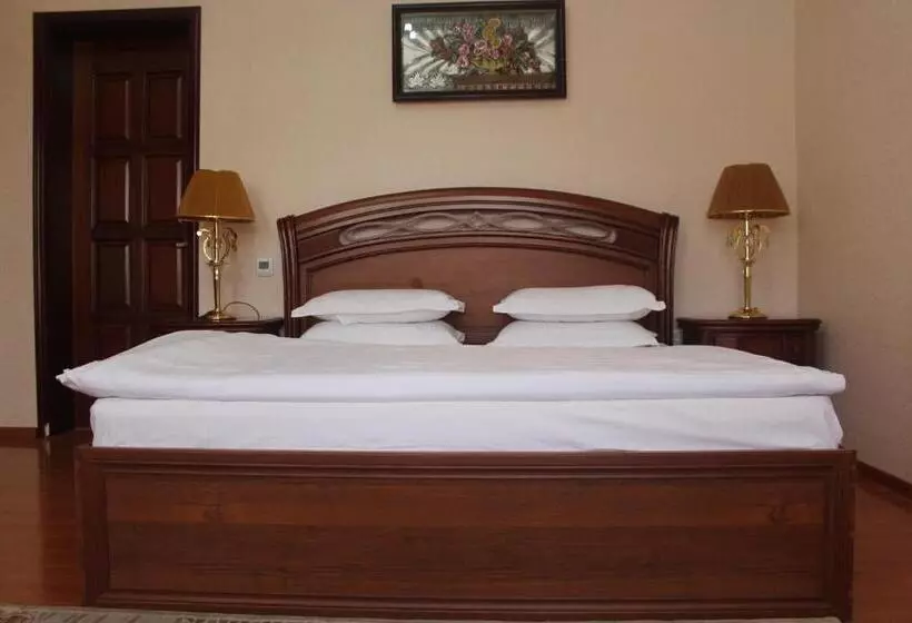اتاق لوکس با تخت بزرگ, Hello Dushanbe Hostel