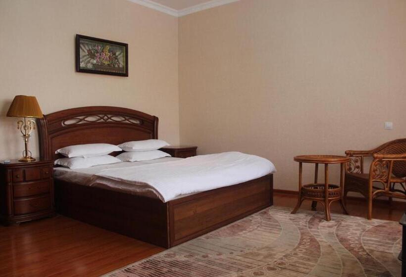 اتاق لوکس با تخت بزرگ, Hello Dushanbe Hostel