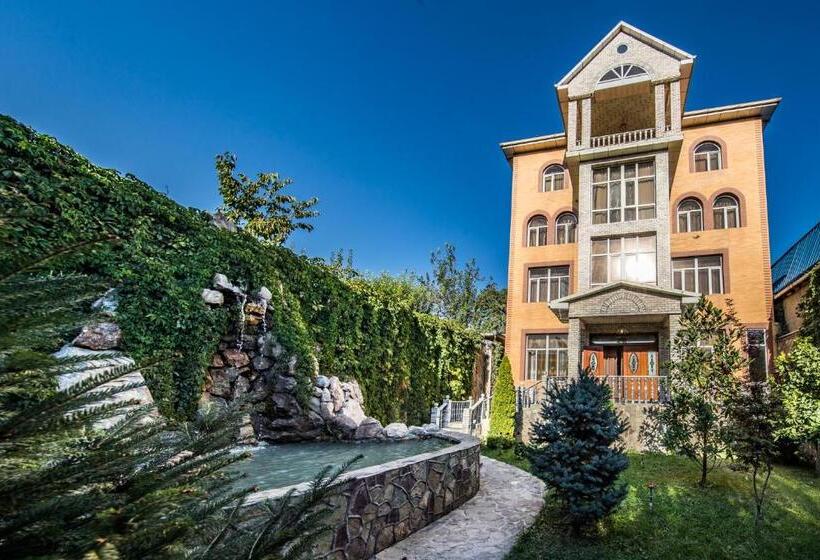 اتاق لوکس با تخت بزرگ, Hello Dushanbe Hostel