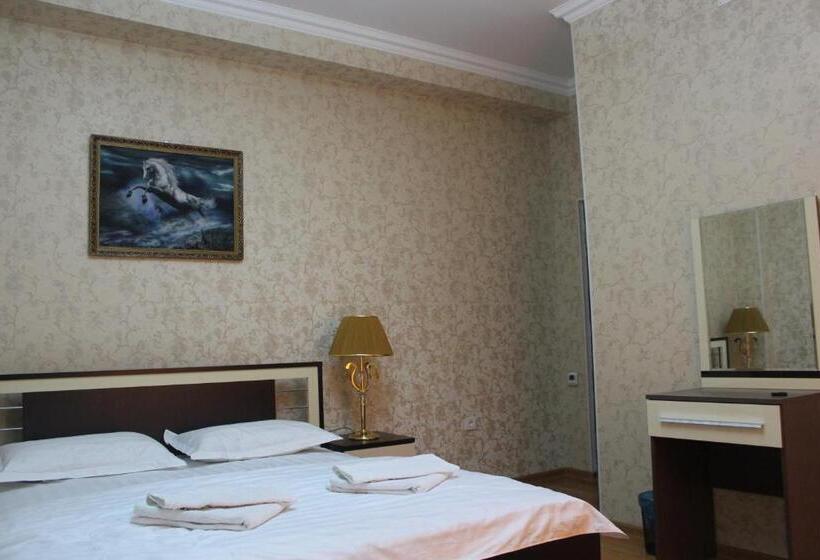 اتاق سوپریور با تخت بزرگ, Hello Dushanbe Hostel