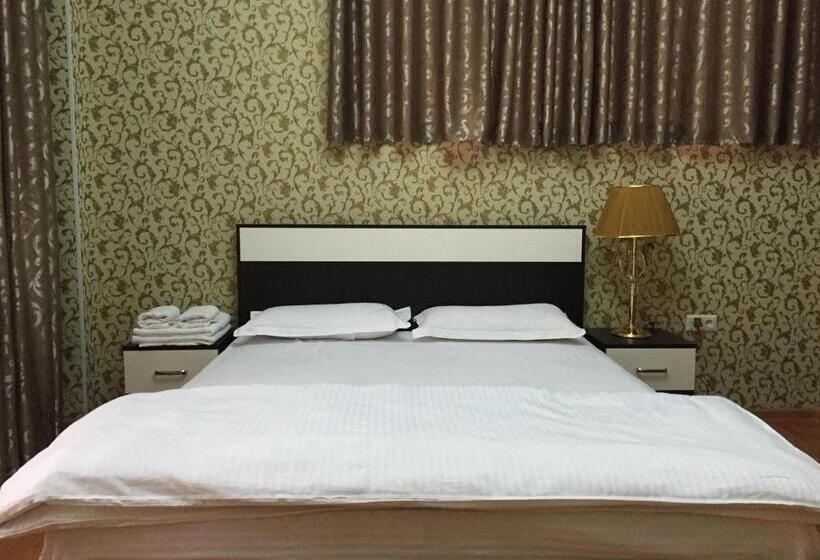 اتاق سوپریور با تخت بزرگ, Hello Dushanbe Hostel