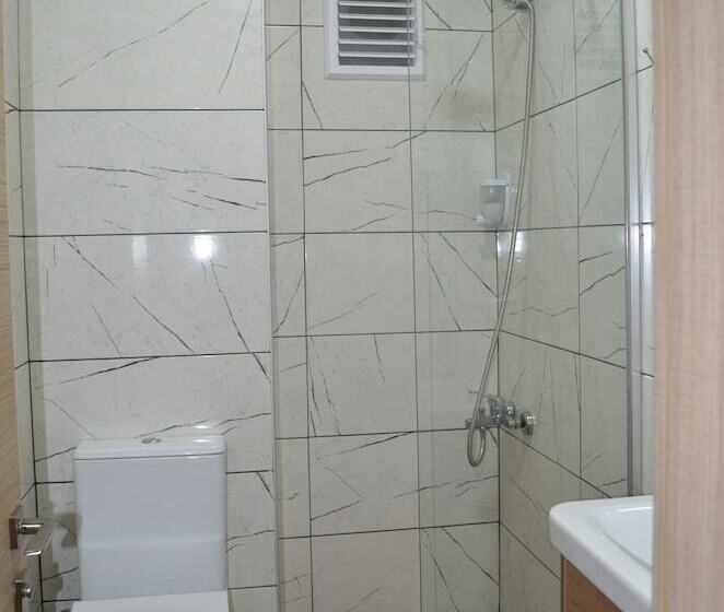 スタンダードルーム, Megas