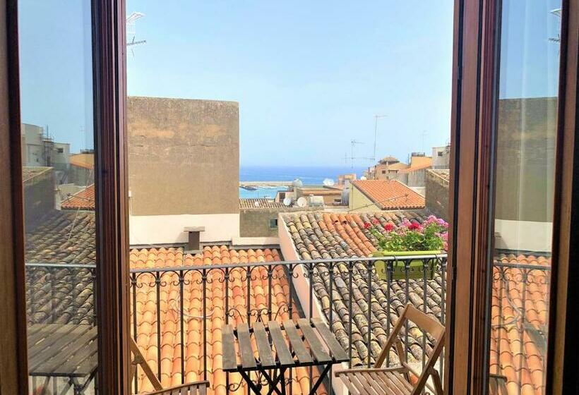 חדר לארבעה סטנדרטי עם מרפסת, Badia Rooms & Breakfast