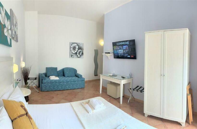 חדר לארבעה סטנדרטי עם מרפסת, Badia Rooms & Breakfast