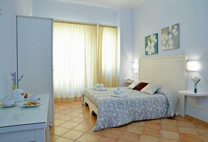 חדר לארבעה סטנדרטי עם מרפסת, Badia Rooms & Breakfast