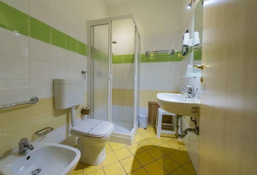 חדר לארבעה סטנדרטי עם מרפסת, Badia Rooms & Breakfast