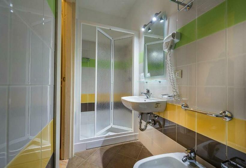 חדר לארבעה סטנדרטי עם מרפסת, Badia Rooms & Breakfast