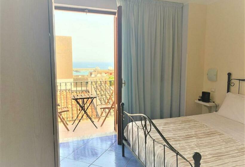 חדר לארבעה סטנדרטי עם מרפסת, Badia Rooms & Breakfast