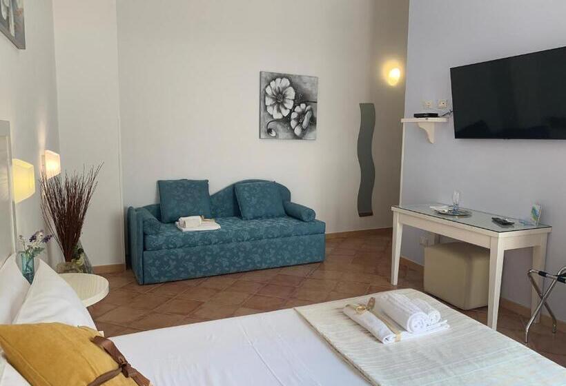 חדר לארבעה סטנדרטי עם מרפסת, Badia Rooms & Breakfast