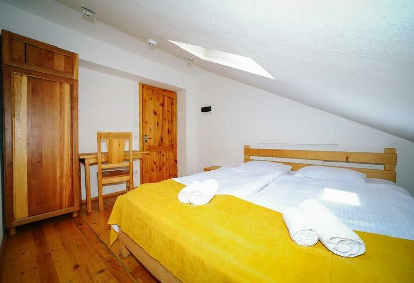 اتاق استاندارد سه تخته با سرویس بهداشتی مشترک, Alpenhaus Kazbegi Hotel & Restaurant