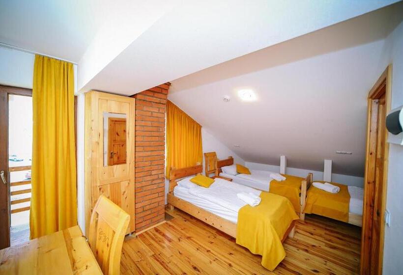 اتاق استاندارد سه تخته با بالکن, Alpenhaus Kazbegi Hotel & Restaurant