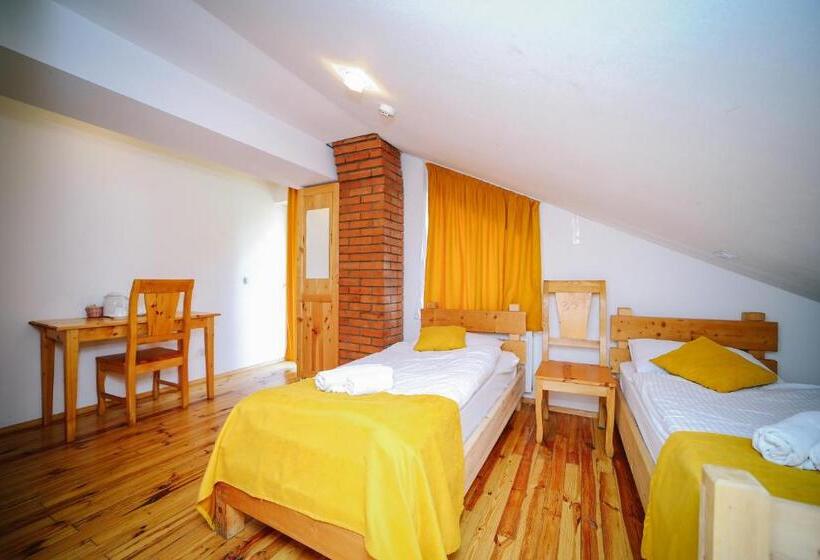 اتاق استاندارد سه تخته با بالکن, Alpenhaus Kazbegi Hotel & Restaurant