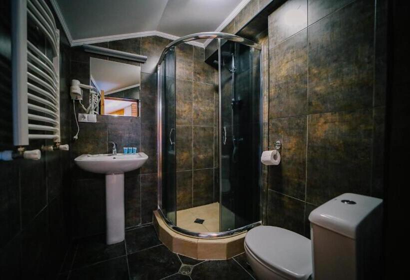 اتاق استاندارد سه تخته با بالکن, Alpenhaus Kazbegi Hotel & Restaurant