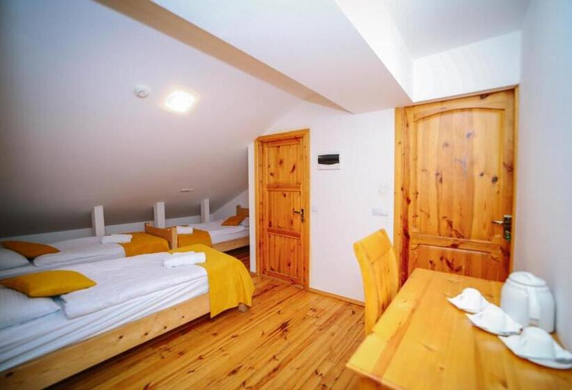 اتاق استاندارد سه تخته با بالکن, Alpenhaus Kazbegi Hotel & Restaurant