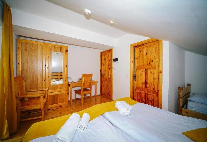 اتاق استاندارد سه تخته با بالکن, Alpenhaus Kazbegi Hotel & Restaurant