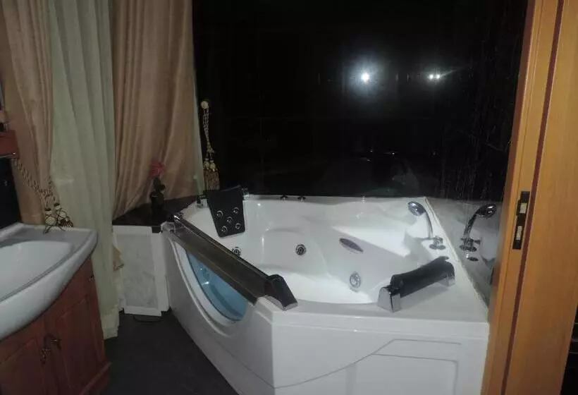 سوئیت رویال, Crown Hotel Juba