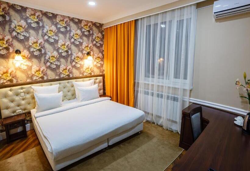 اتاق سوپریور, Brown