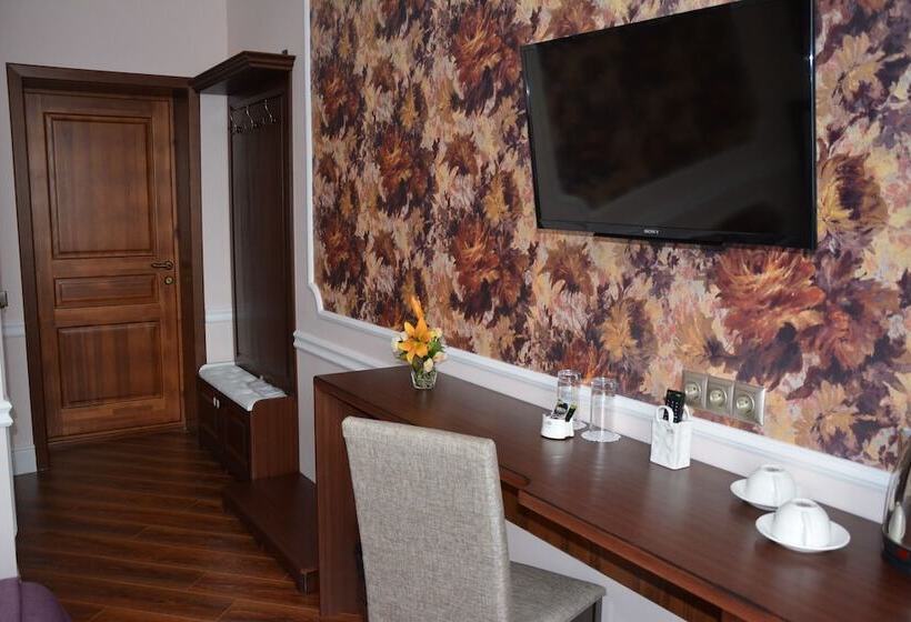 اتاق سوپریور, Brown