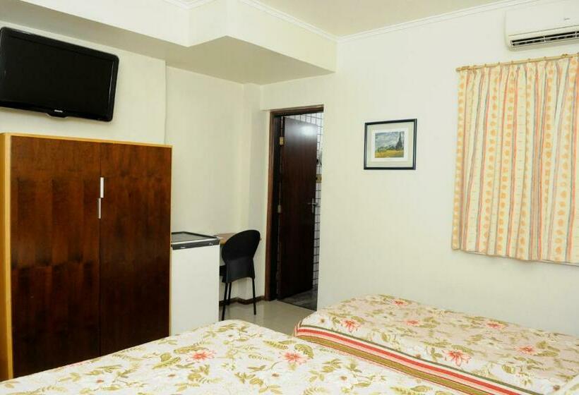 חדר דלוקס לשלושה, Cidade