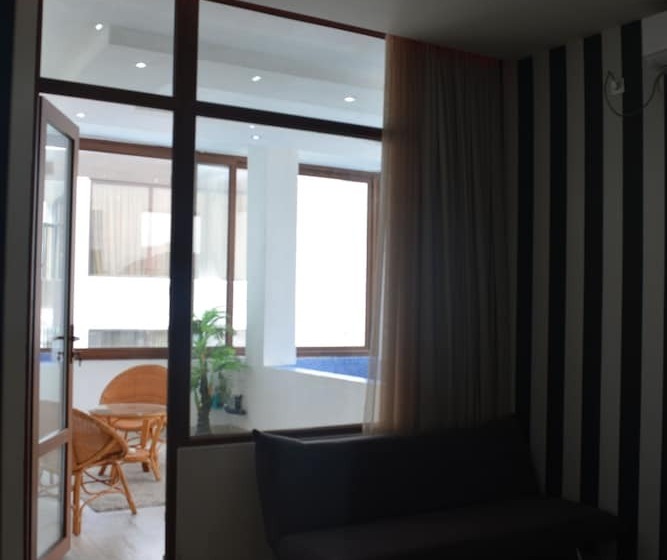 سوییت با چشم‌انداز دریا, Kent