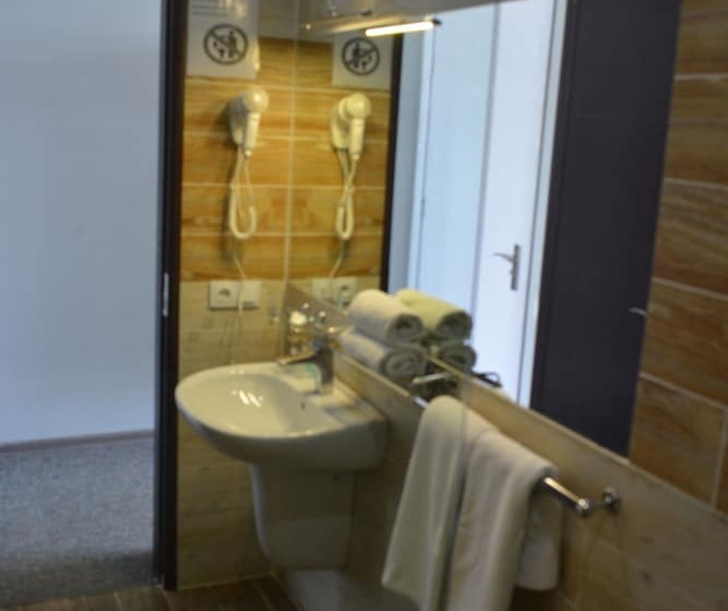 اتاق سه نفره دلوکس با چشم‌انداز دریا, Kent