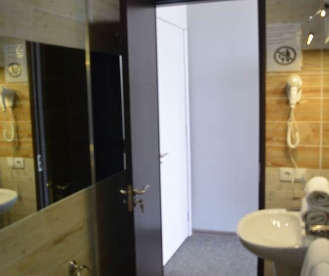 اتاق سه نفره دلوکس با چشم‌انداز دریا, Kent