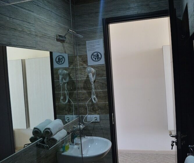 اتاق سه نفره دلوکس با چشم‌انداز دریا, Kent