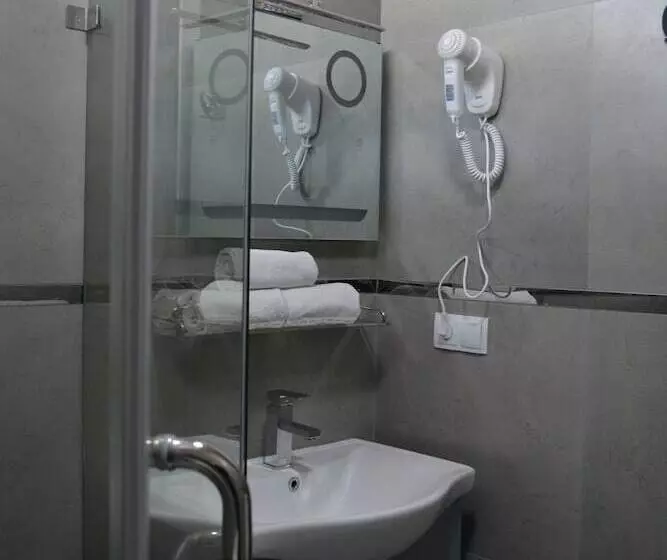 اتاق استاندارد سه تخته با بالکن, Kent