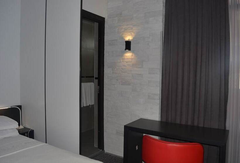 اتاق استاندارد سه تخته با بالکن, Kent