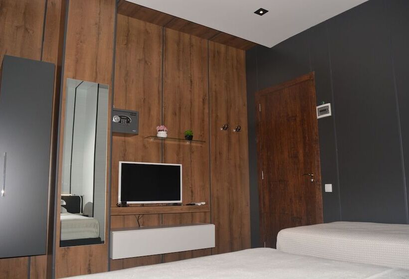 اتاق استاندارد سه تخته با بالکن, Kent