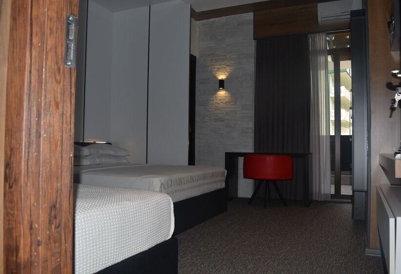 اتاق استاندارد سه تخته با بالکن, Kent