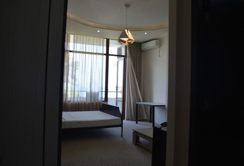 اتاق سه نفره دلوکس با چشم‌انداز دریا, Kent