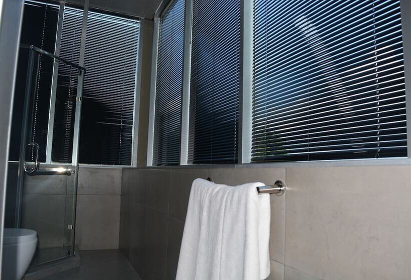 اتاق استاندارد سه تخته با بالکن, Kent