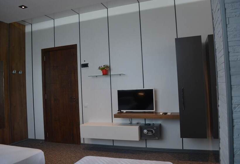 اتاق استاندارد سه تخته با بالکن, Kent