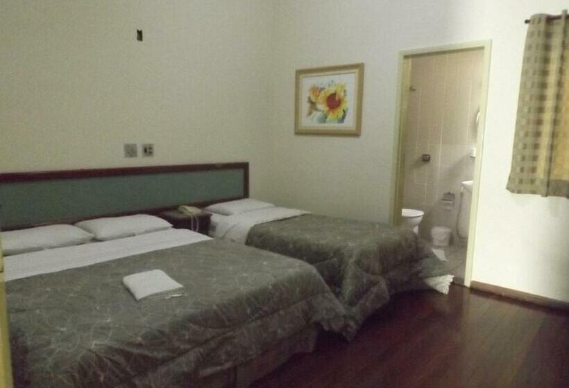 标准三人间, Martha Office