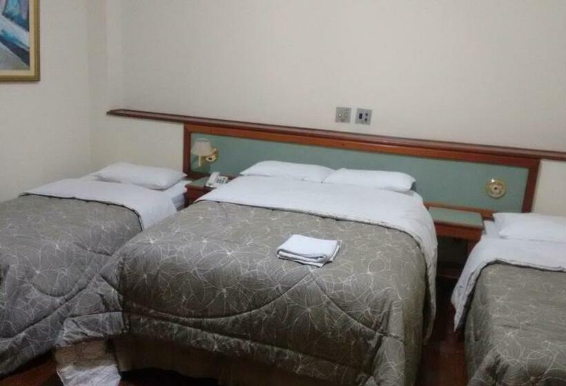 四人标准间, Martha Office