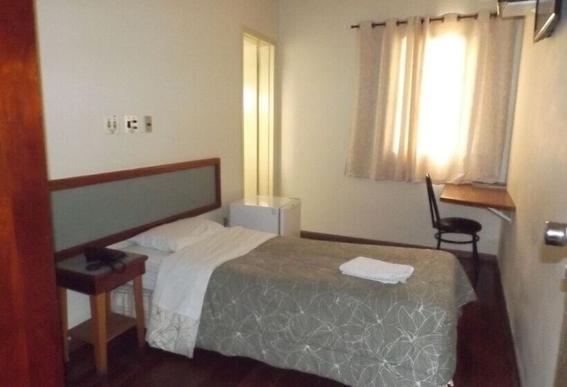 四人标准间, Martha Office