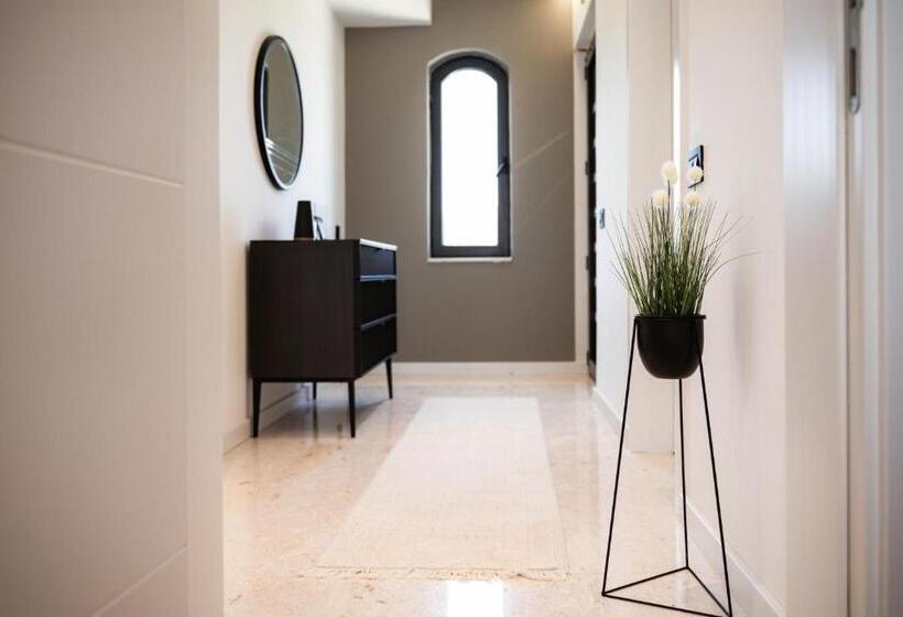 Vila Deluxe 1 Dormitori, B&b Lovac