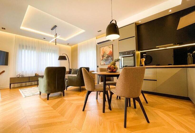 Vila Deluxe 1 Dormitori, B&b Lovac